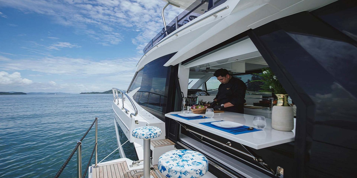 Бар на откидных балконах - яхта Galeon 500 Liquid Asset на Пхукете